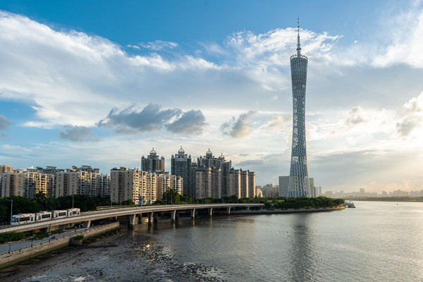 广州市保险哪种好，一家四口这样买更划算，更合适_1